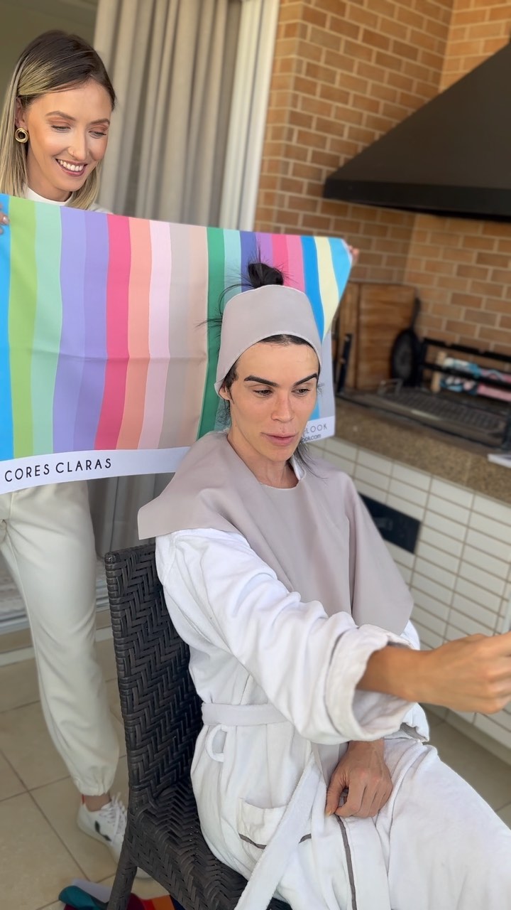 Sylvia observa as cores junto ao rosto de uma cliente durante atendimento de coloração pessoal